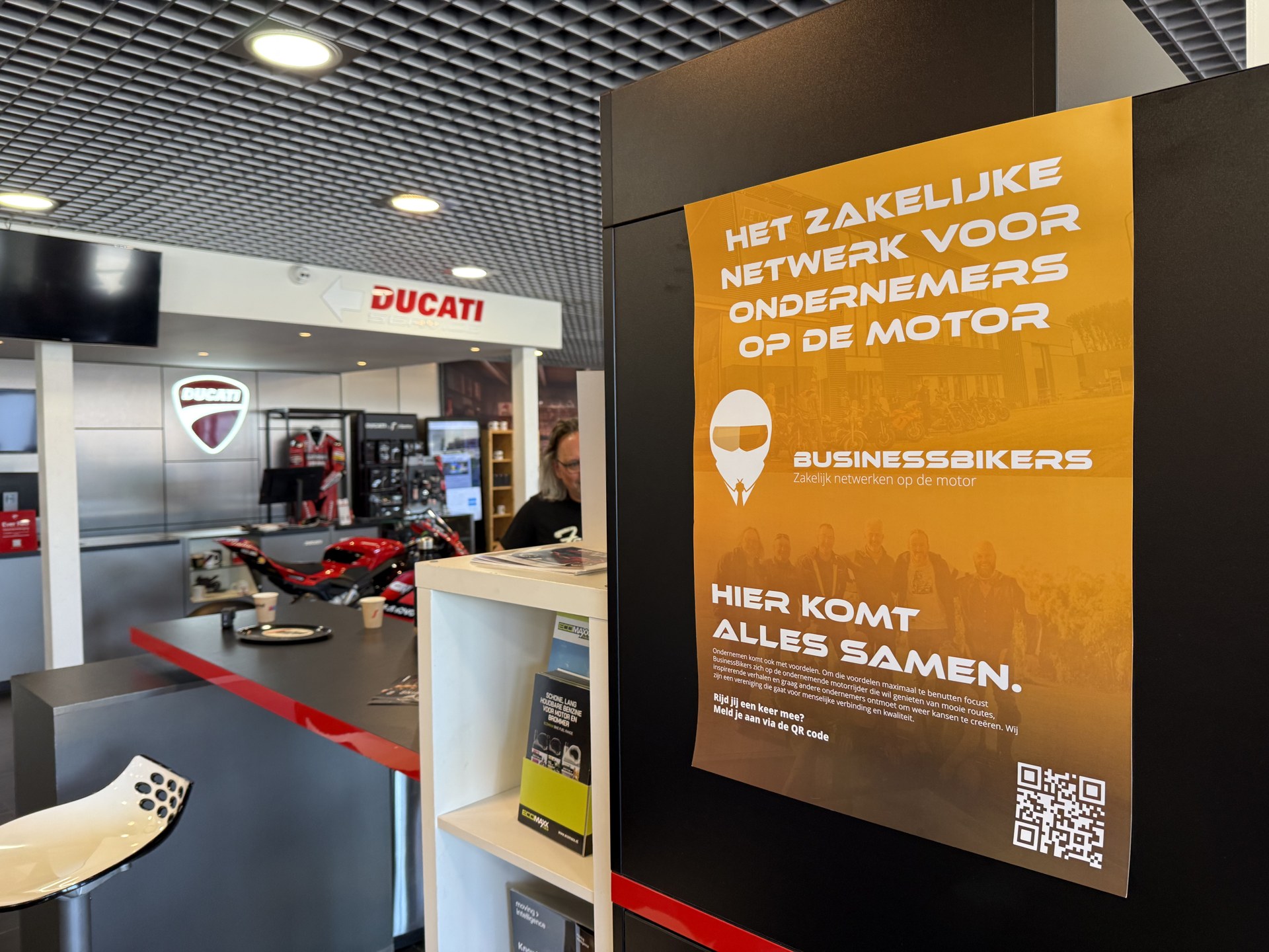 BusinessBikers-poster naast de Ducati-showroom