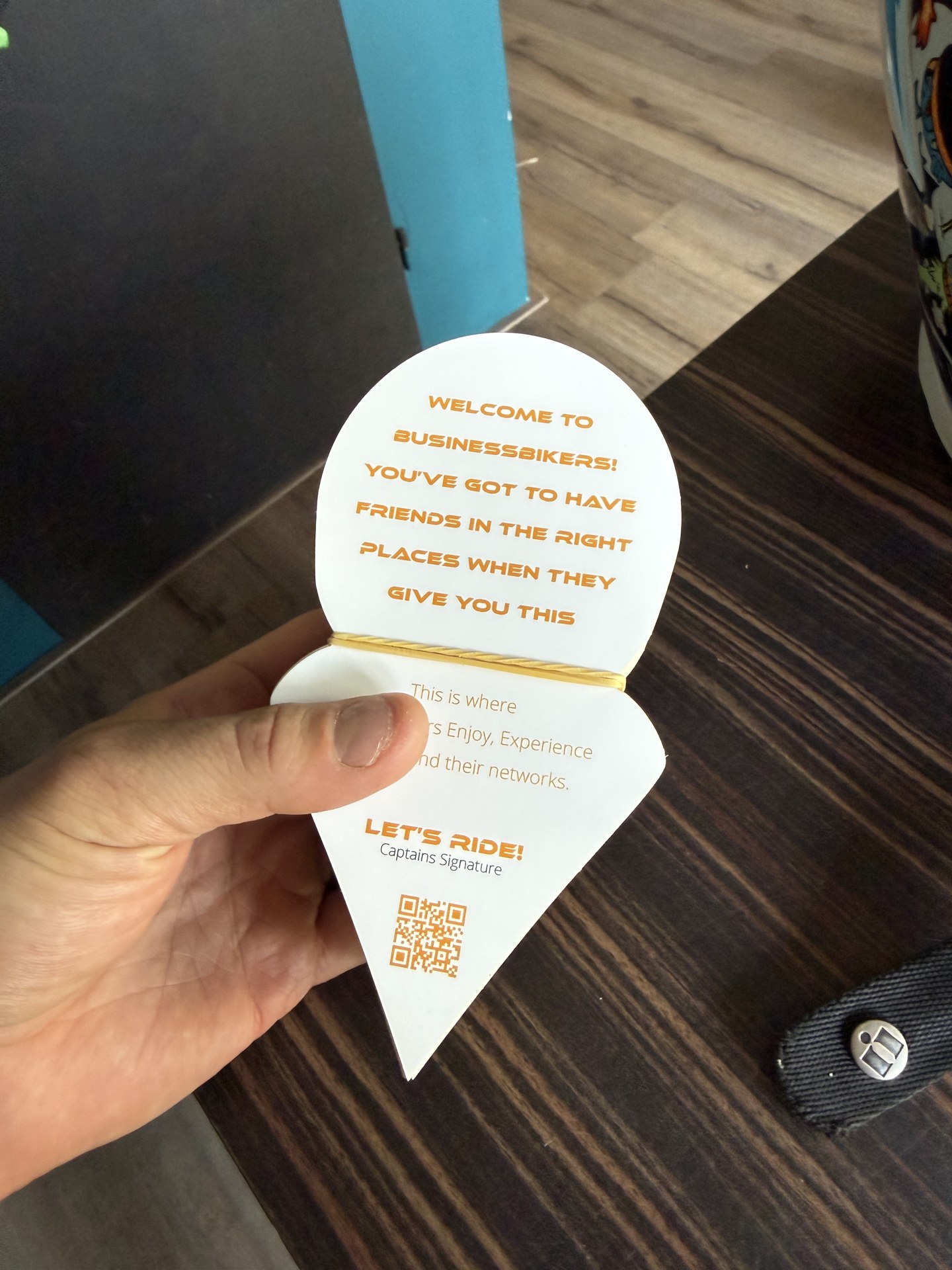 Achterzijde van de rideout-voucher met QR-code