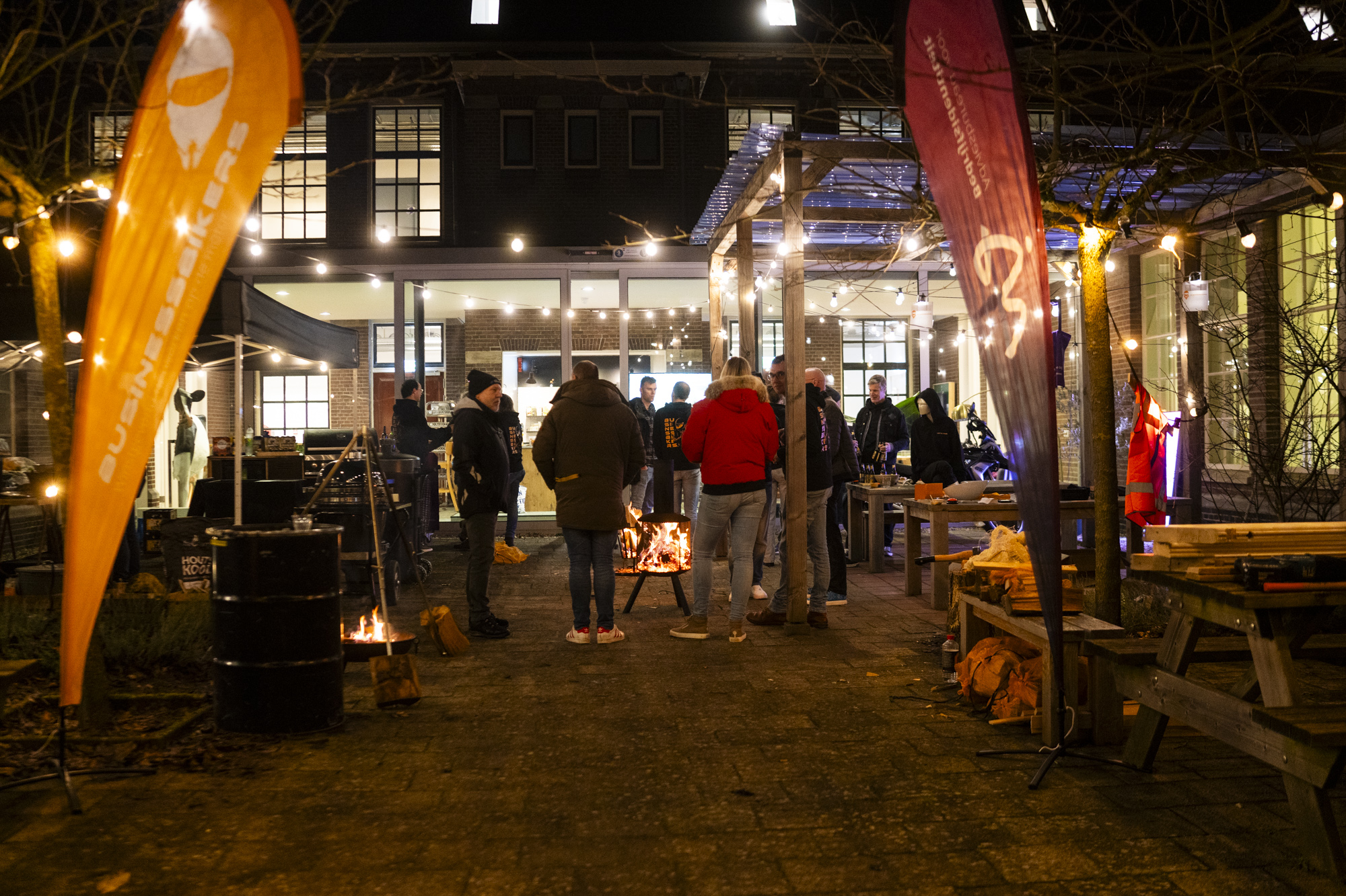 WinterBBQ van BusinessBikers met vuurkorven en beachvlaggen