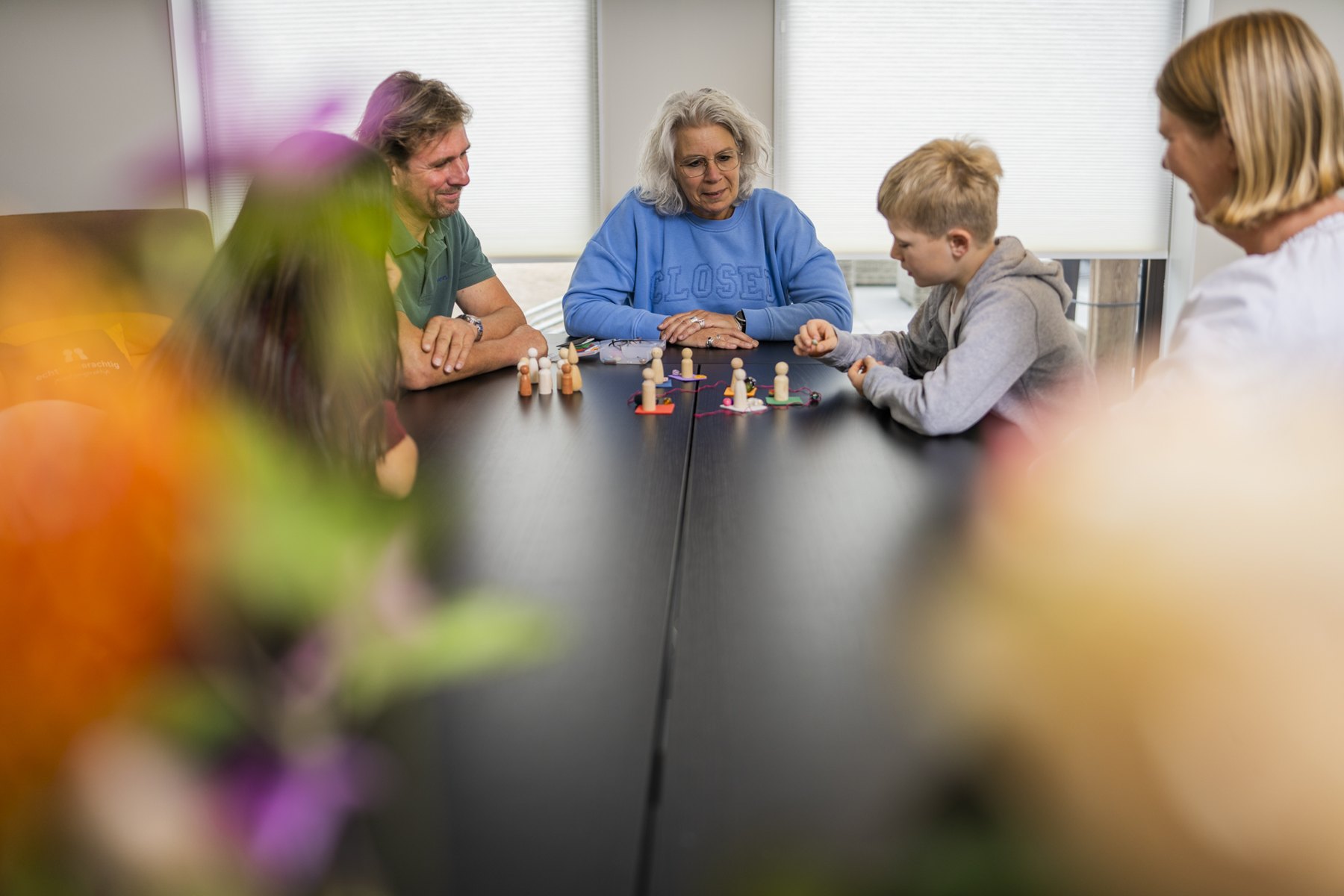Gezinsgesprek met poppetjes op tafel