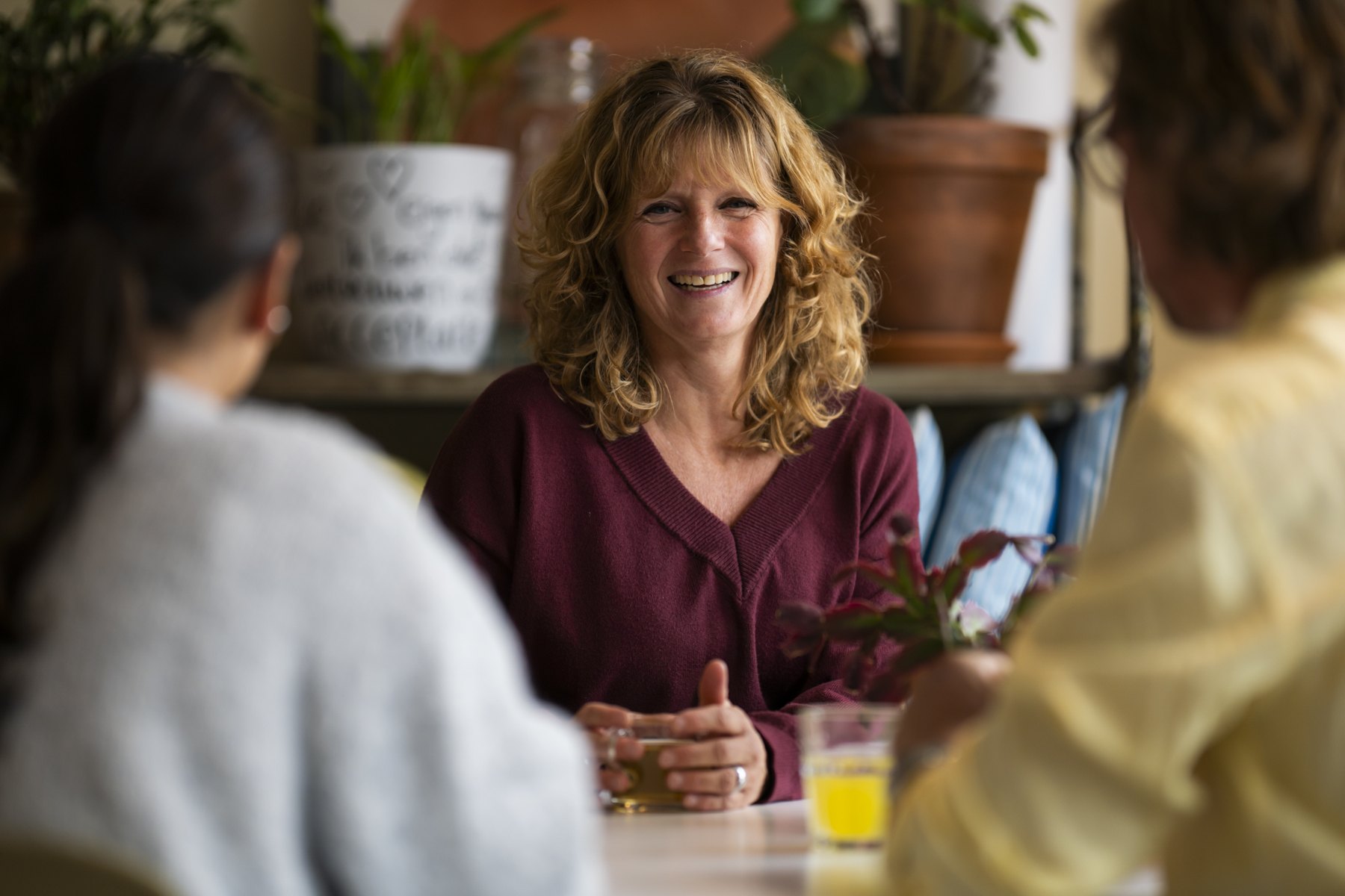 Lachende behandelaar in gesprek met ouders
