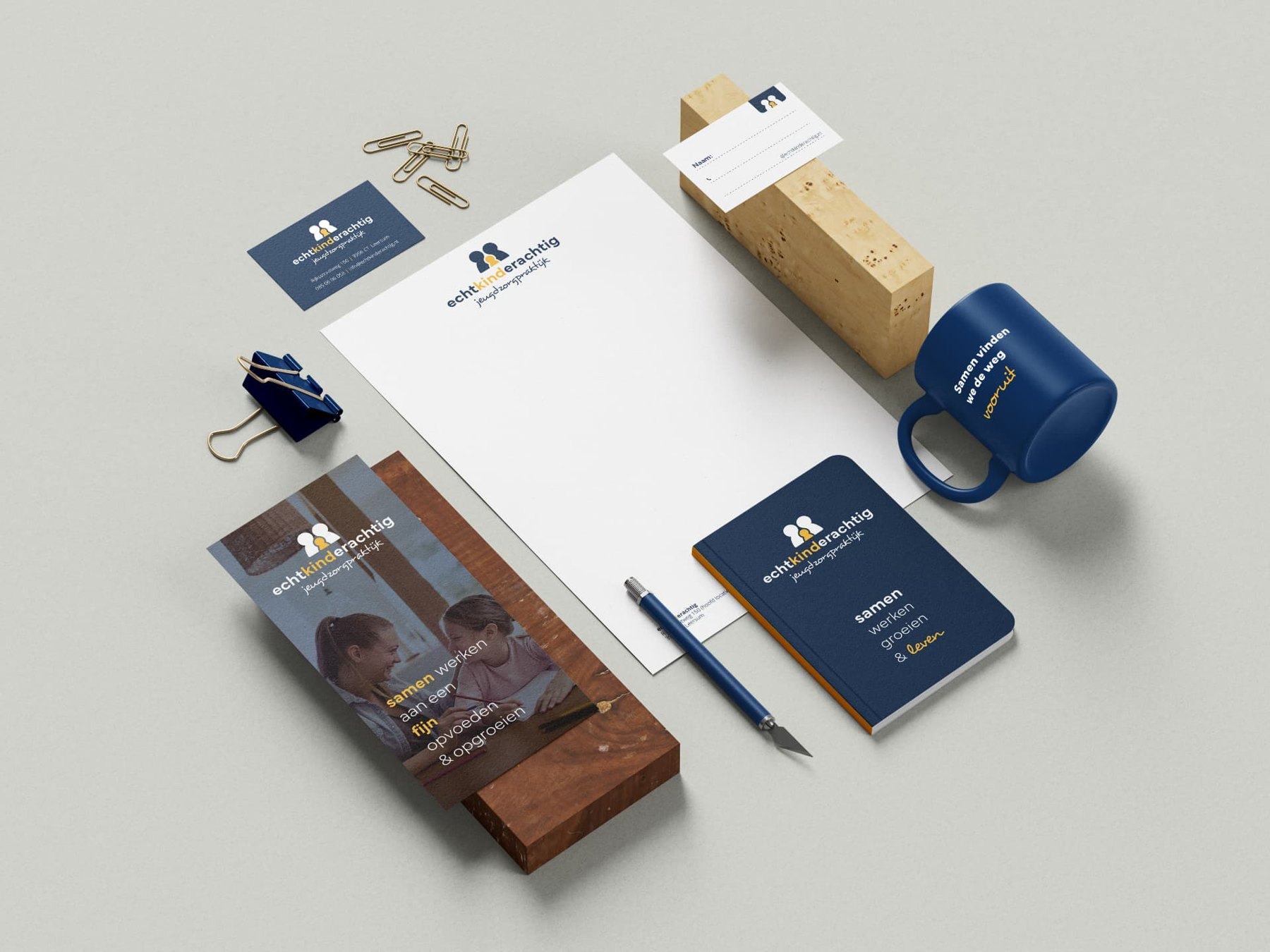 Mockup met briefpapier, visitekaartjes, flyer, notitieboek en mok van echtkinderachtig
