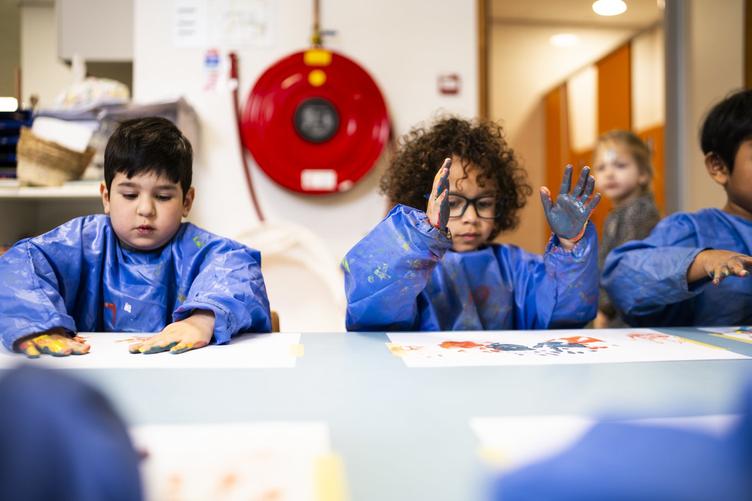 Kleuters vingerverven aan tafel