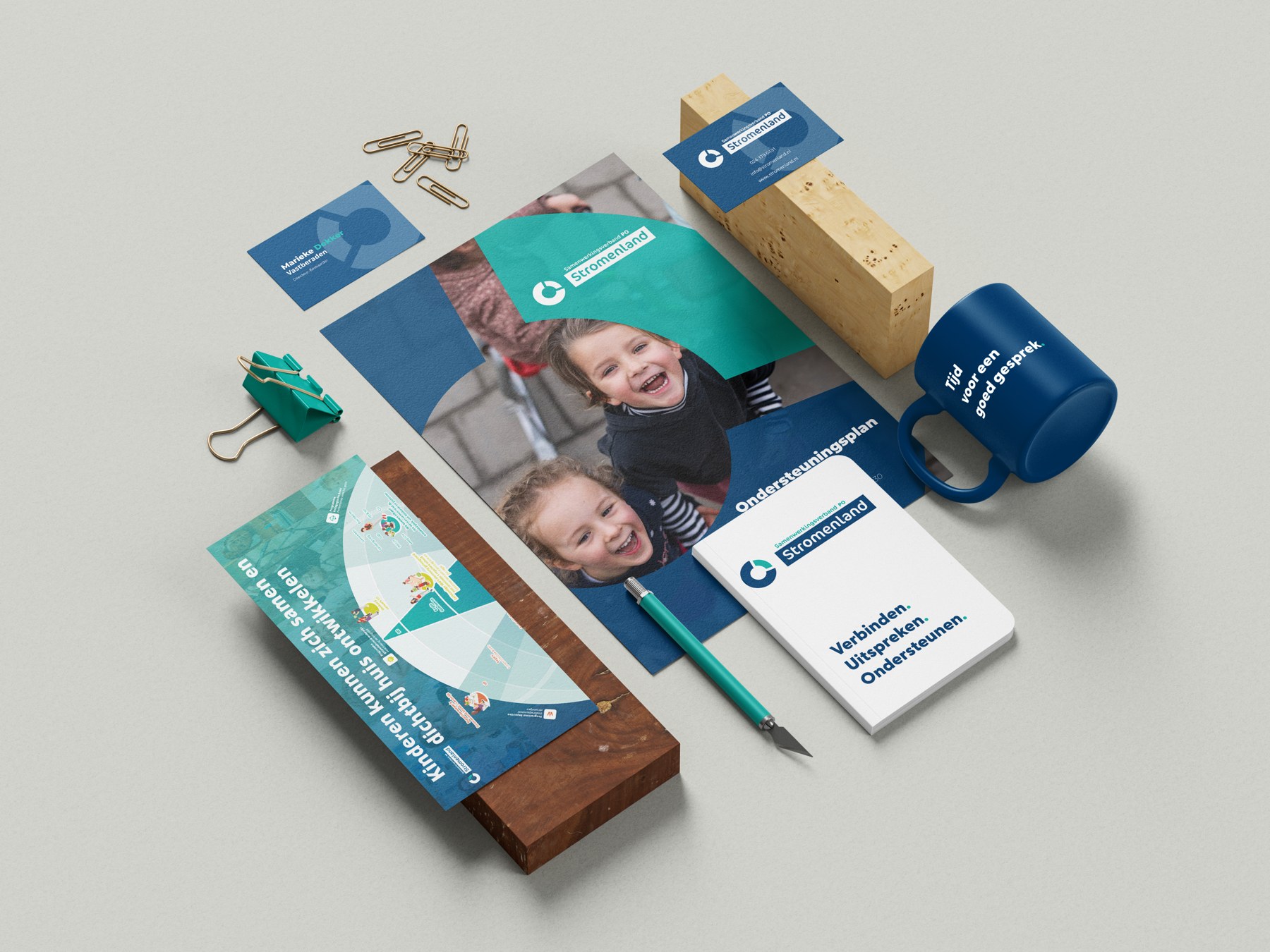 Mockup met ondersteuningsplan, publieksversie, visitekaartjes, notitieboek en mok van SWV Stromenland