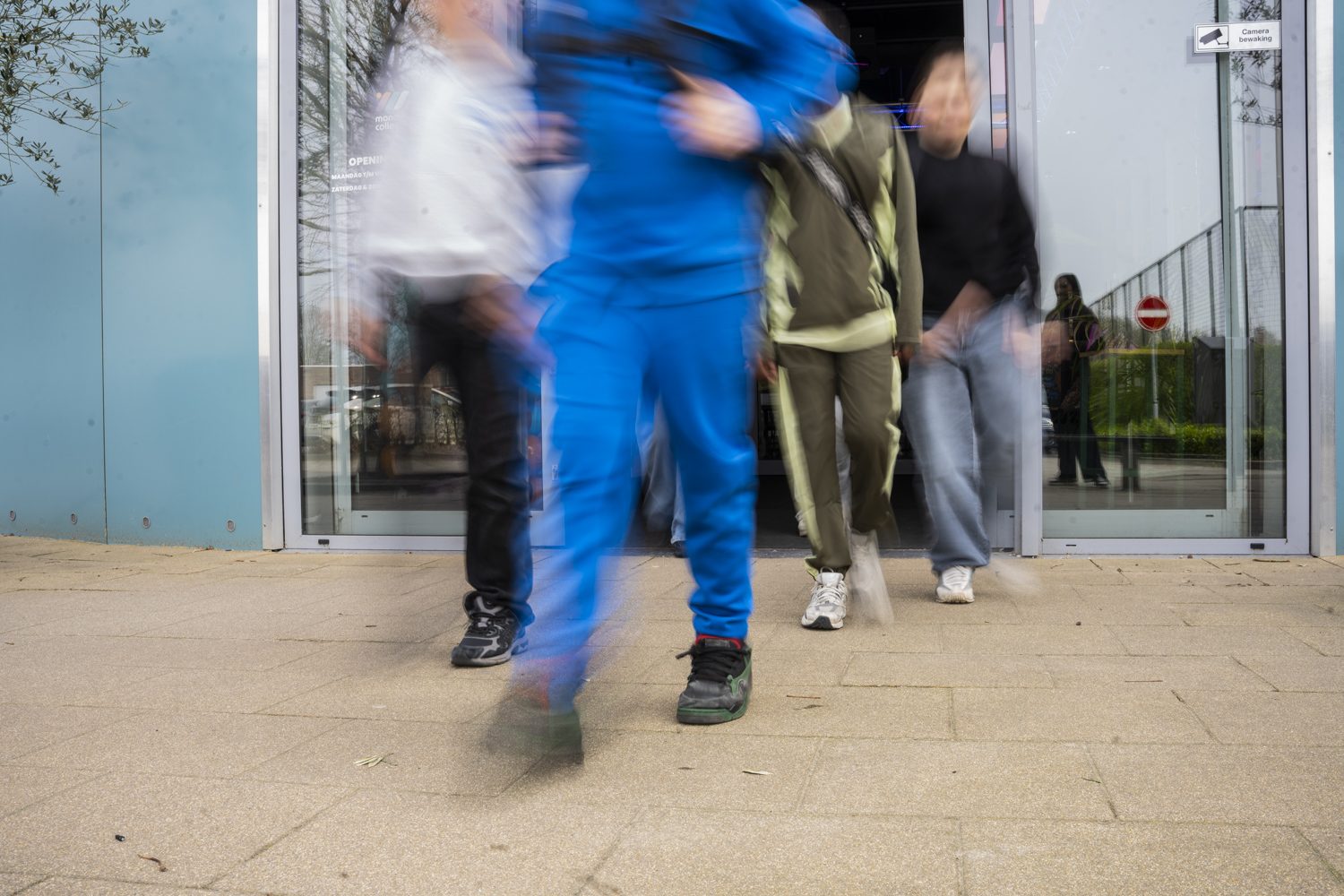 Leerlingen verlaten het schoolgebouw
