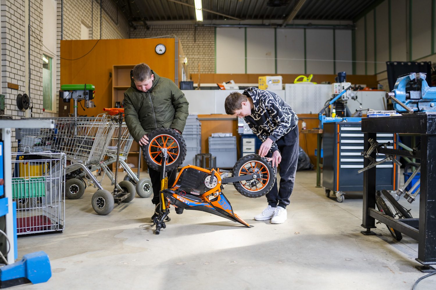 Leerlingen werken aan een crossmotor
