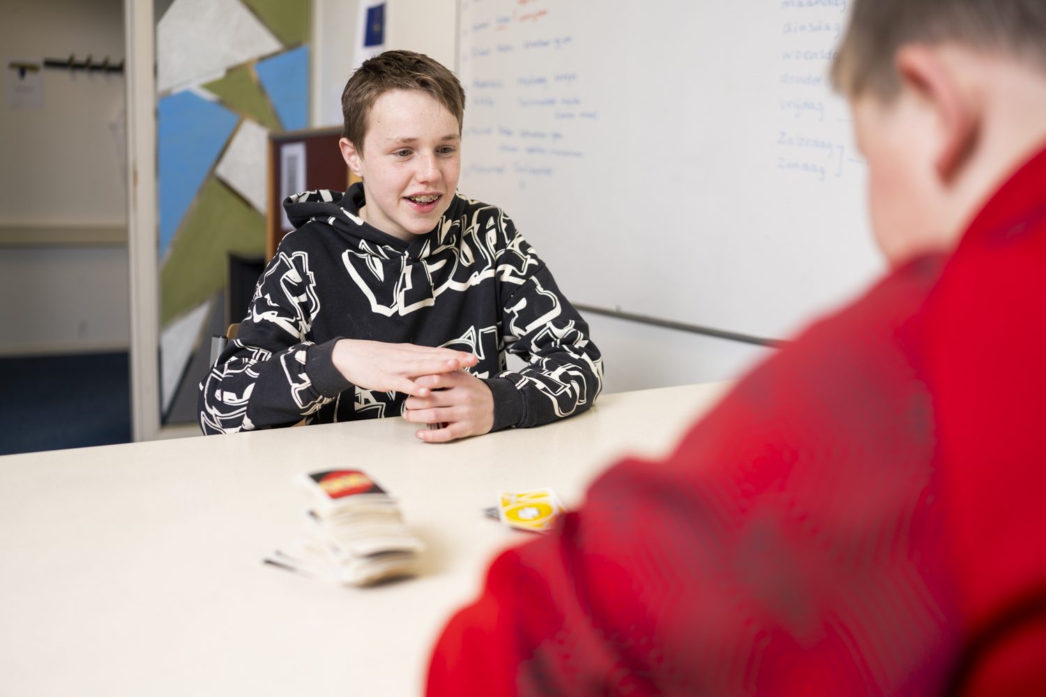 Leerling in gesprek aan tafel