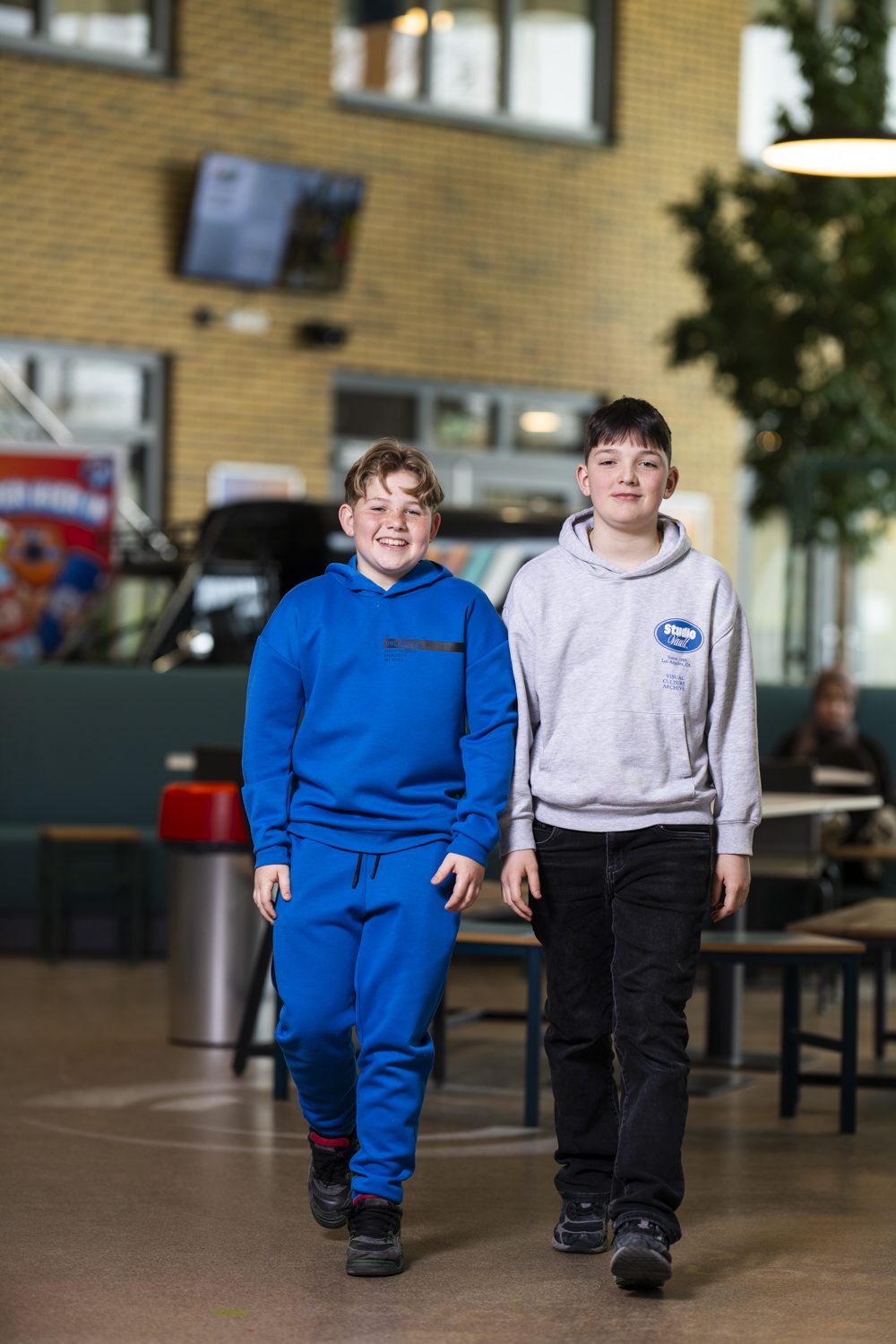 Twee leerlingen in de aula