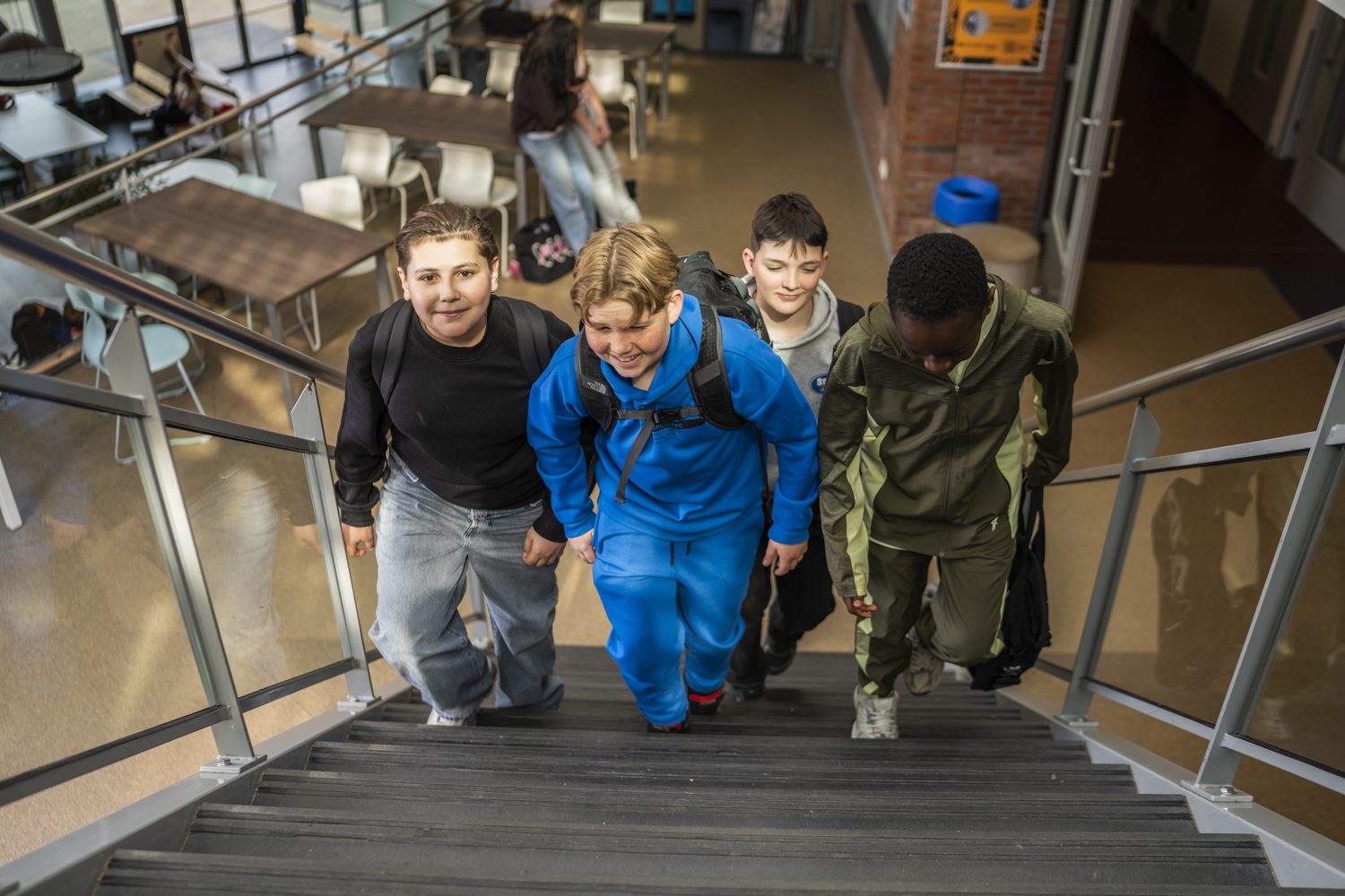 Leerlingen lopen de trap op