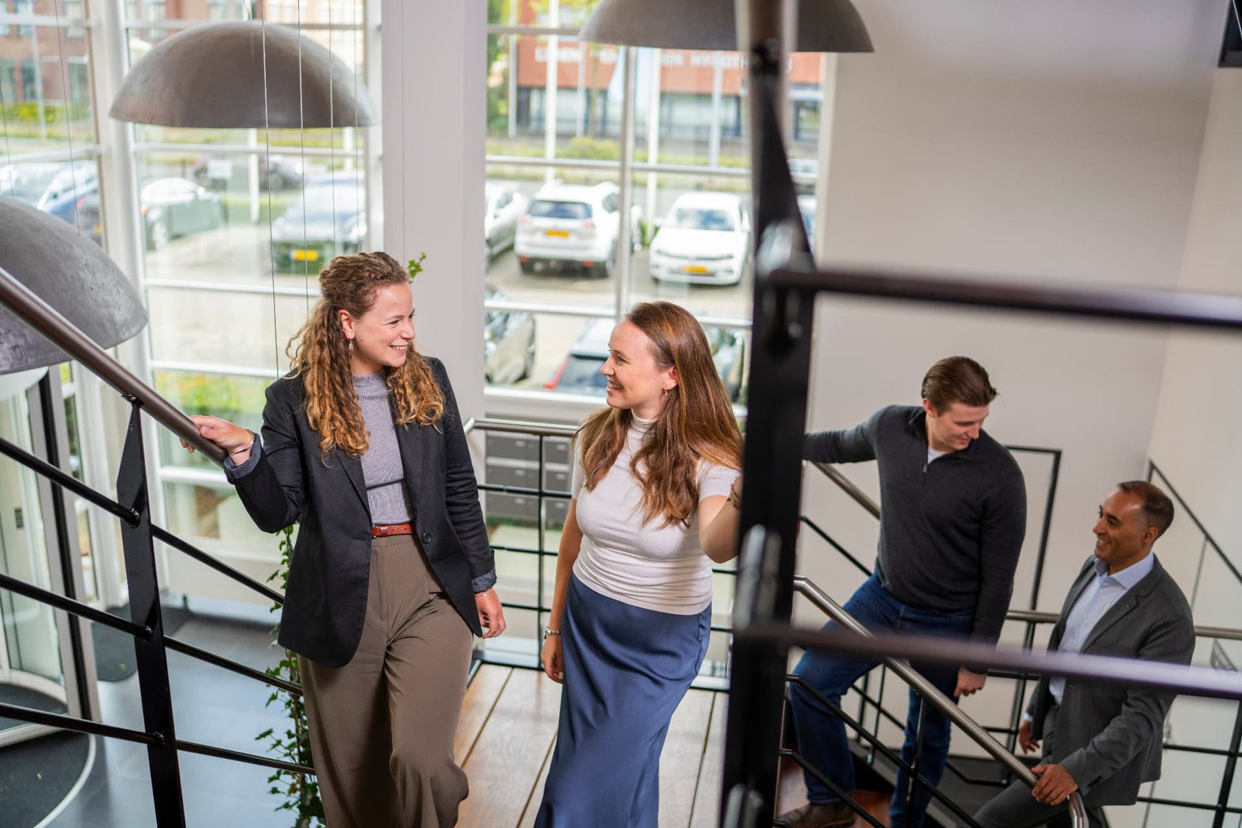Collegas in gesprek op de trap in het kantoor